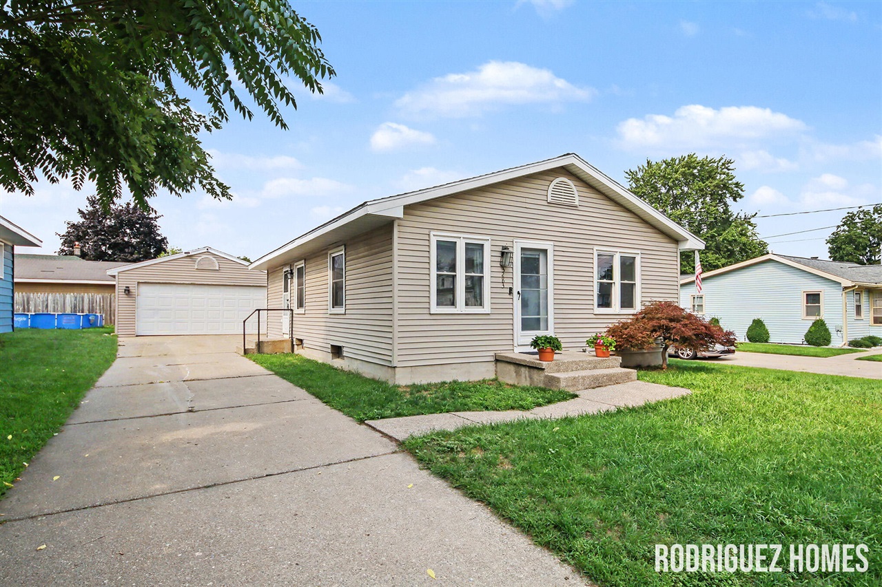 1st image of 3283 Larue St, Grandville, MI 49418 | MLS# 70552296