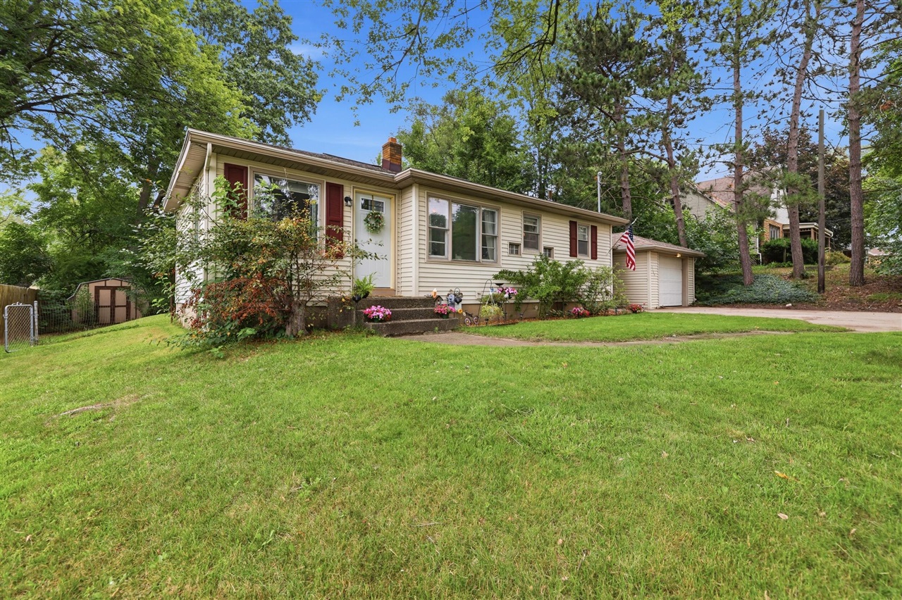 2nd image of 1105 52nd St, Grand Rapids, MI 49508 | MLS# 70552314