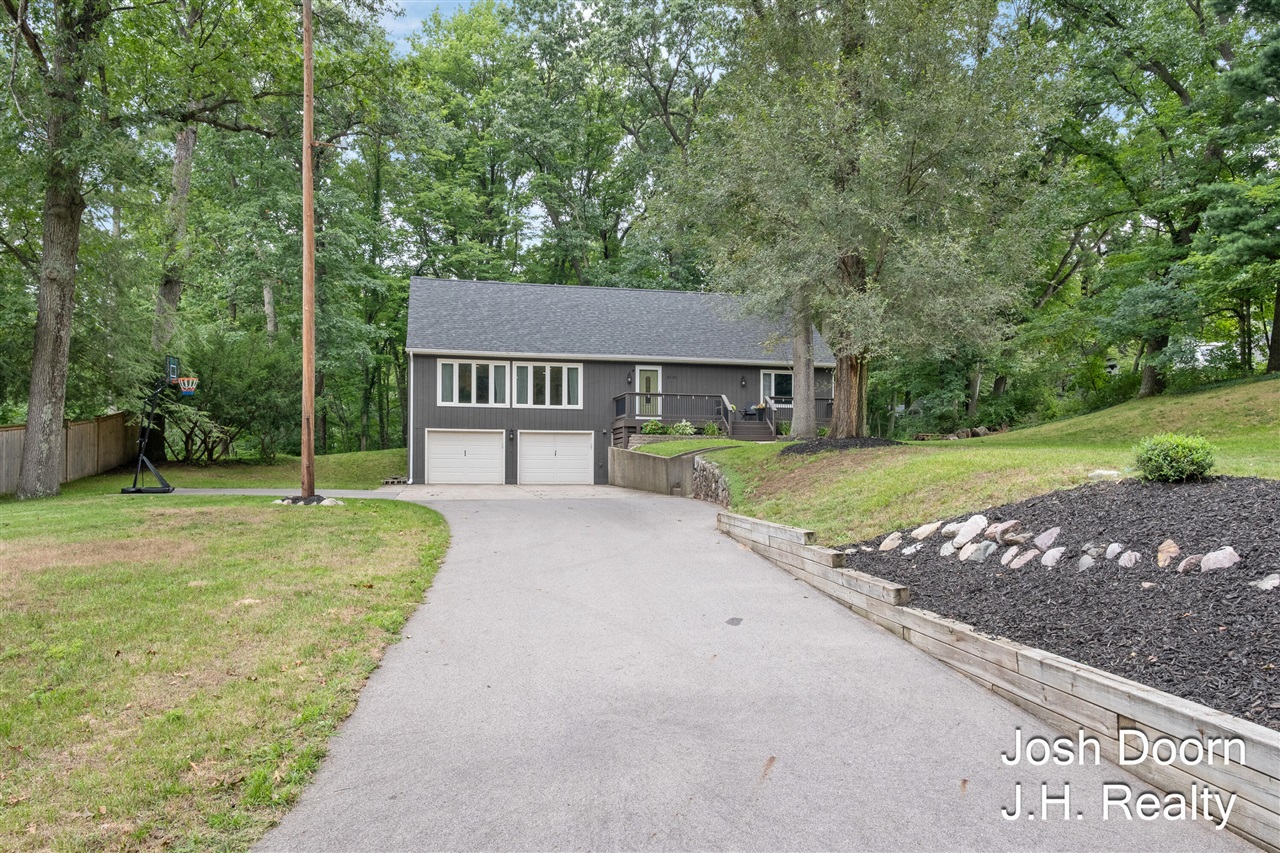2nd image of 8181 Vergennes St, Ada, MI 49301 | MLS# 70552393