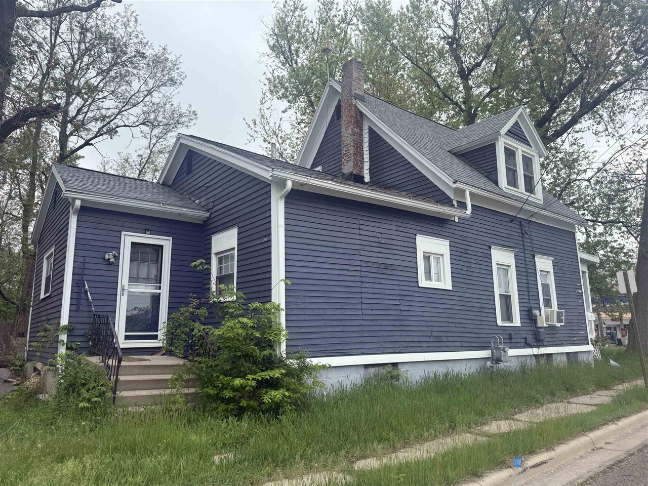Photo 2 of Single family home for sale at 598 S Main St, Adrian, MI 49221 | MLS# 70552532 | Listing updated on 2026-09-23