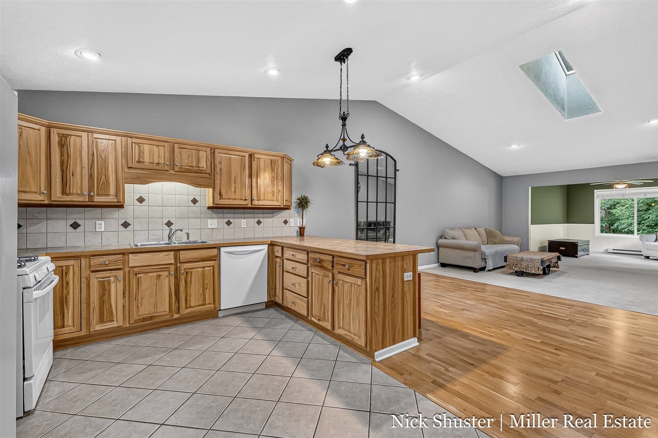 4th image of 712 Riverwalk St, Hastings, MI 49058