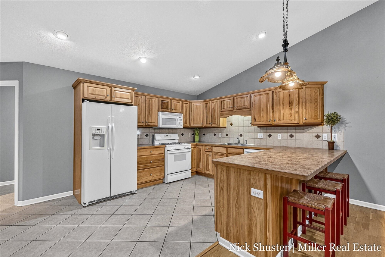 5th image of 712 Riverwalk St, Hastings, MI 49058