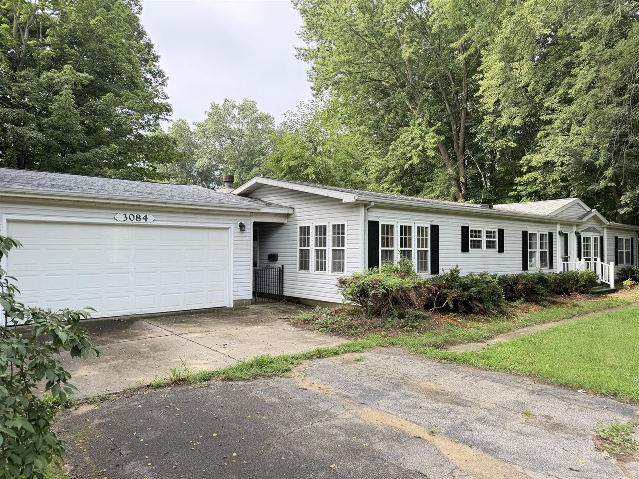 1st image of 3084 S Pipestone Rd, Benton Harbor, MI 49022 | MLS# 70552682