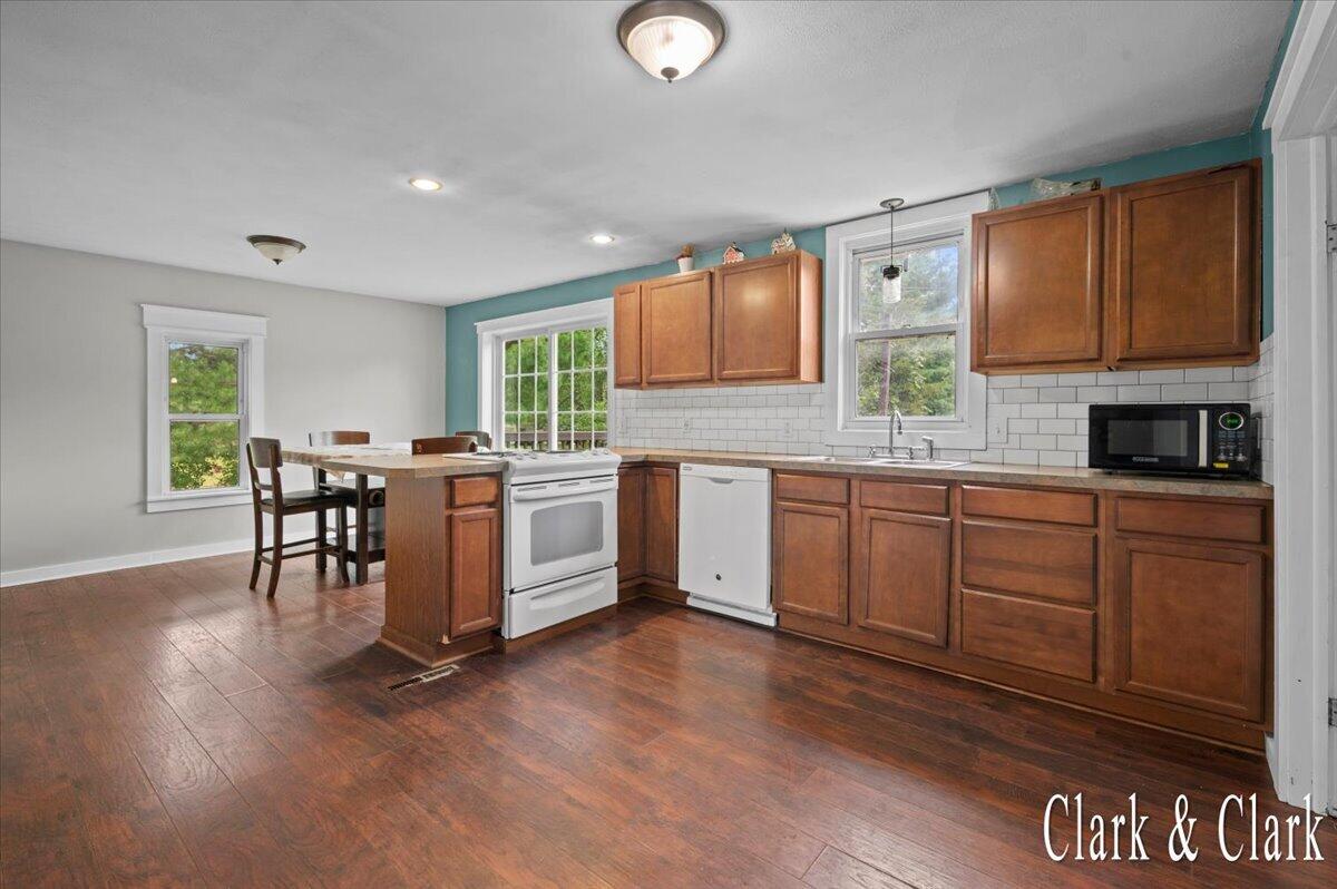 3rd image of 2016 E Croton Dr, Newaygo, MI 49337 | MLS# 70552783