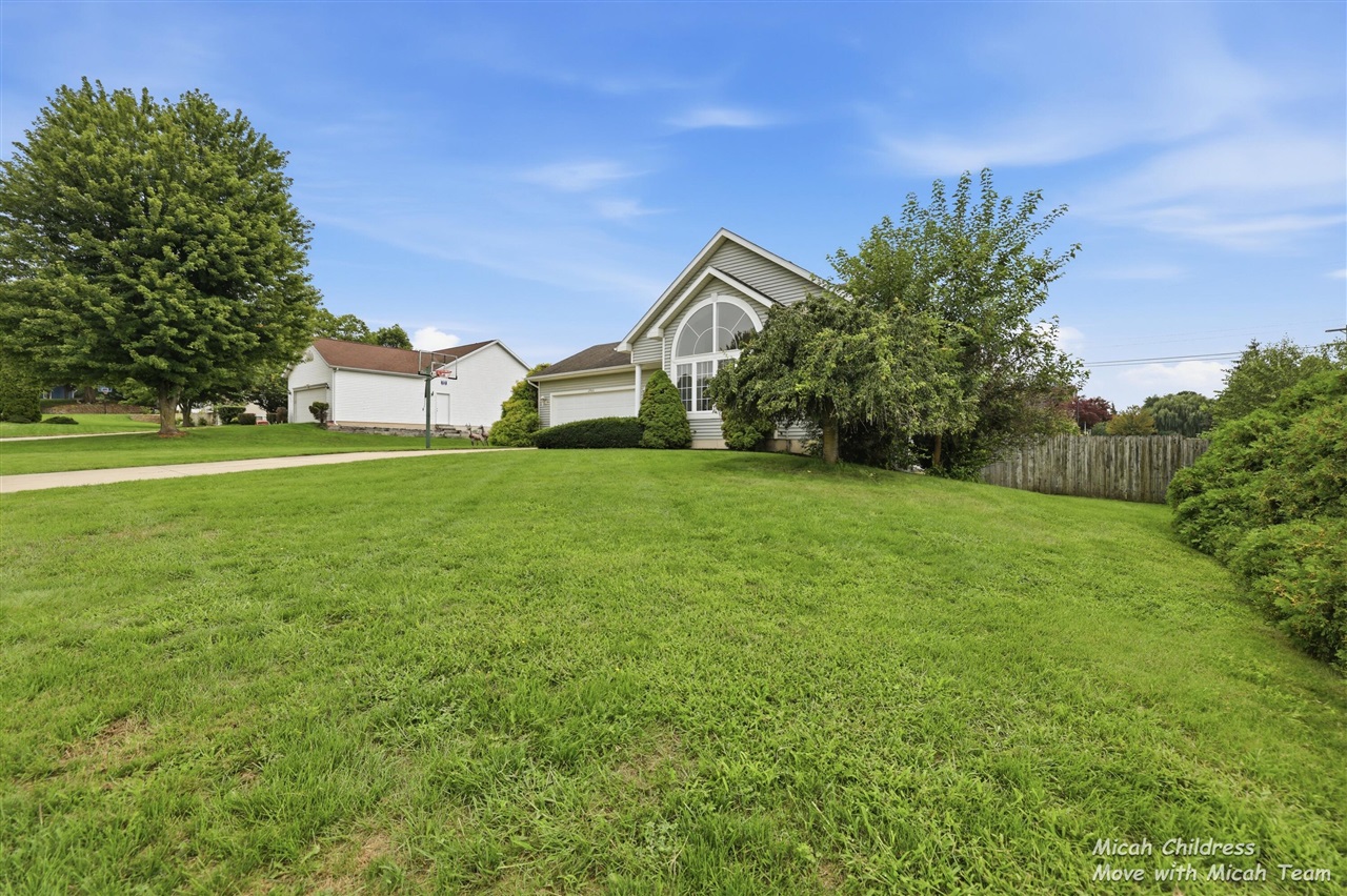 Photo 2 of Single family home for sale at 2700 Cape Coral Dr, Wyoming, MI 49418 | MLS# 70552794 | Listing updated on 2026-09-16