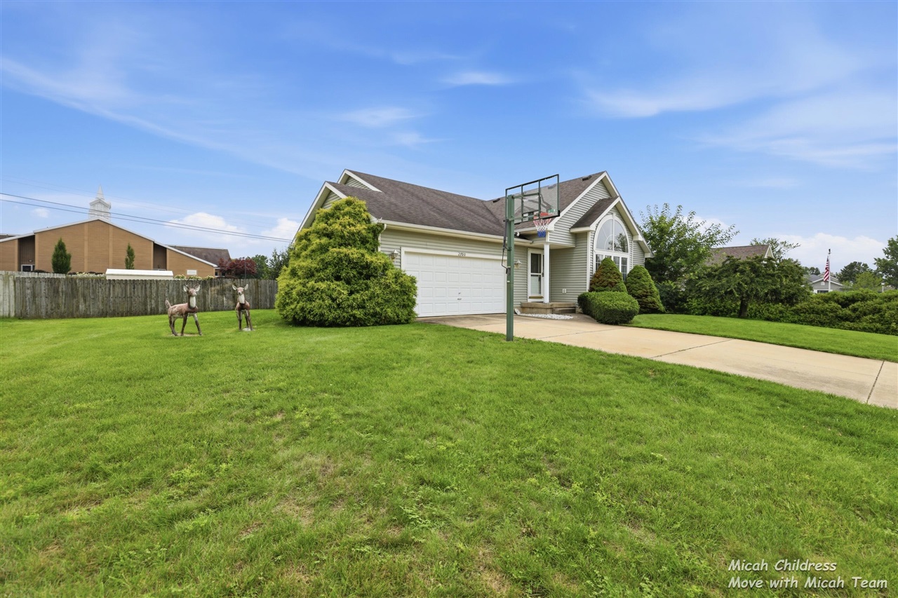 Photo 3 of Single family home for sale at 2700 Cape Coral Dr, Wyoming, MI 49418 | MLS# 70552794 | Listing updated on 2026-09-16