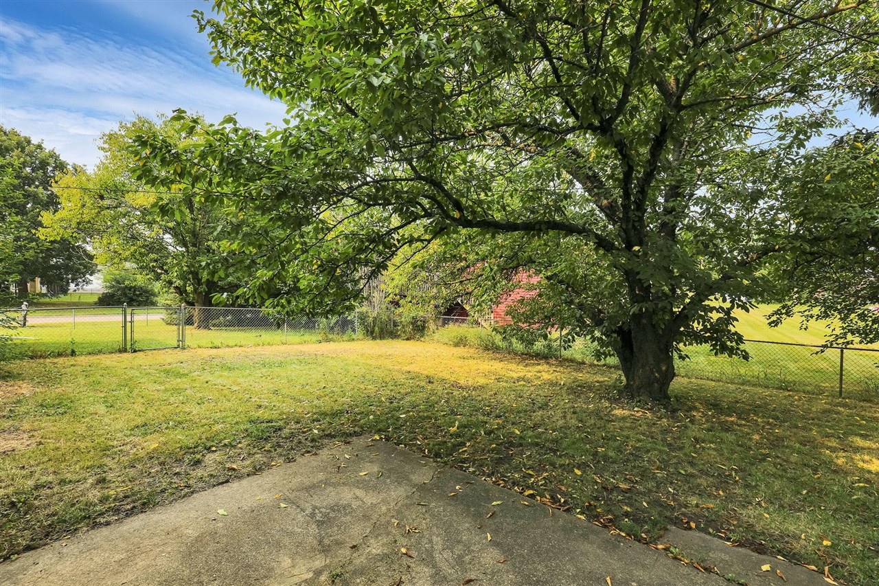 38th image of 309 Elmwood Rd, Lansing, MI 48917 | MLS# 70552838