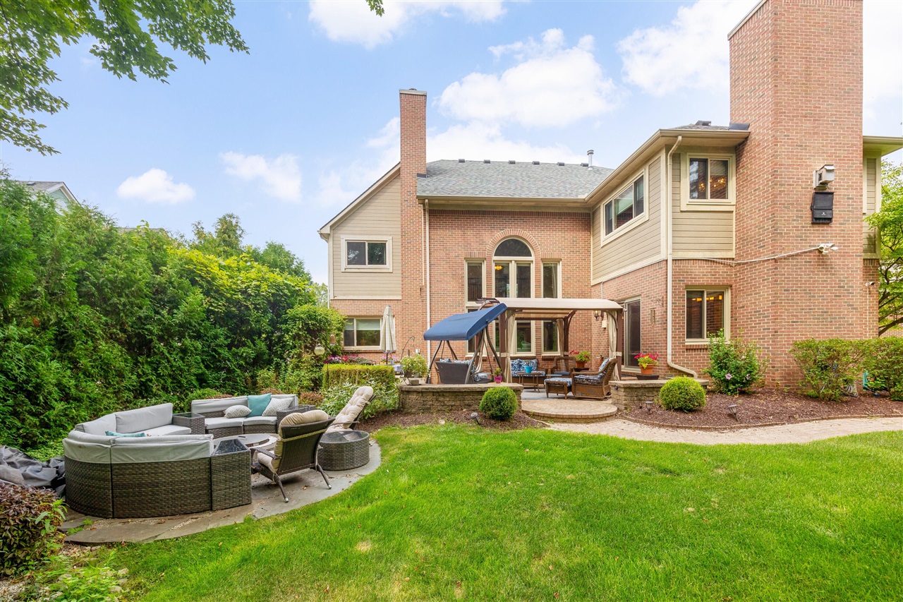 3rd image of 2280 Ivy Hill Dr, Commerce Township, MI 48382 | MLS# 70552847