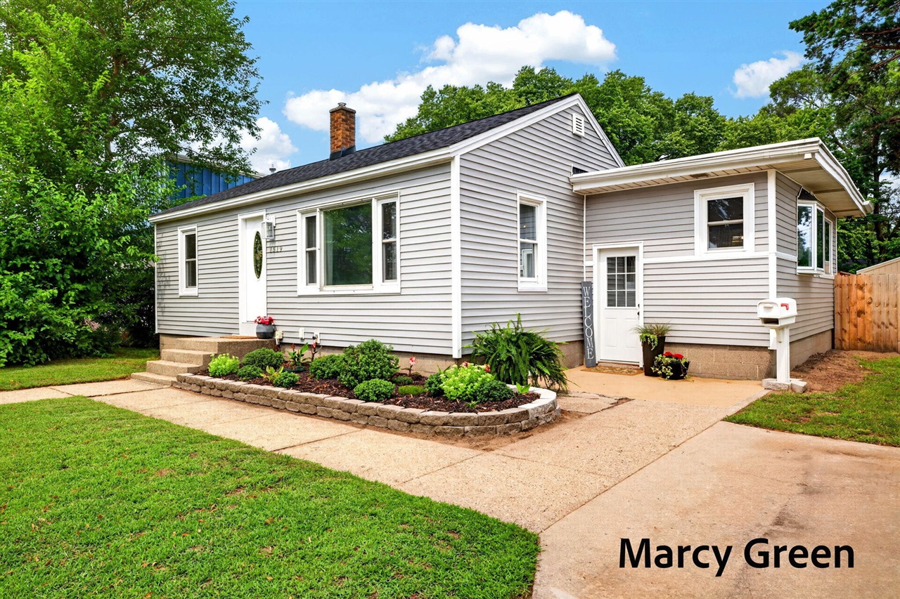 1st image of 1519 Grant Ave, Grand Haven, MI 49417 | MLS# 70552915