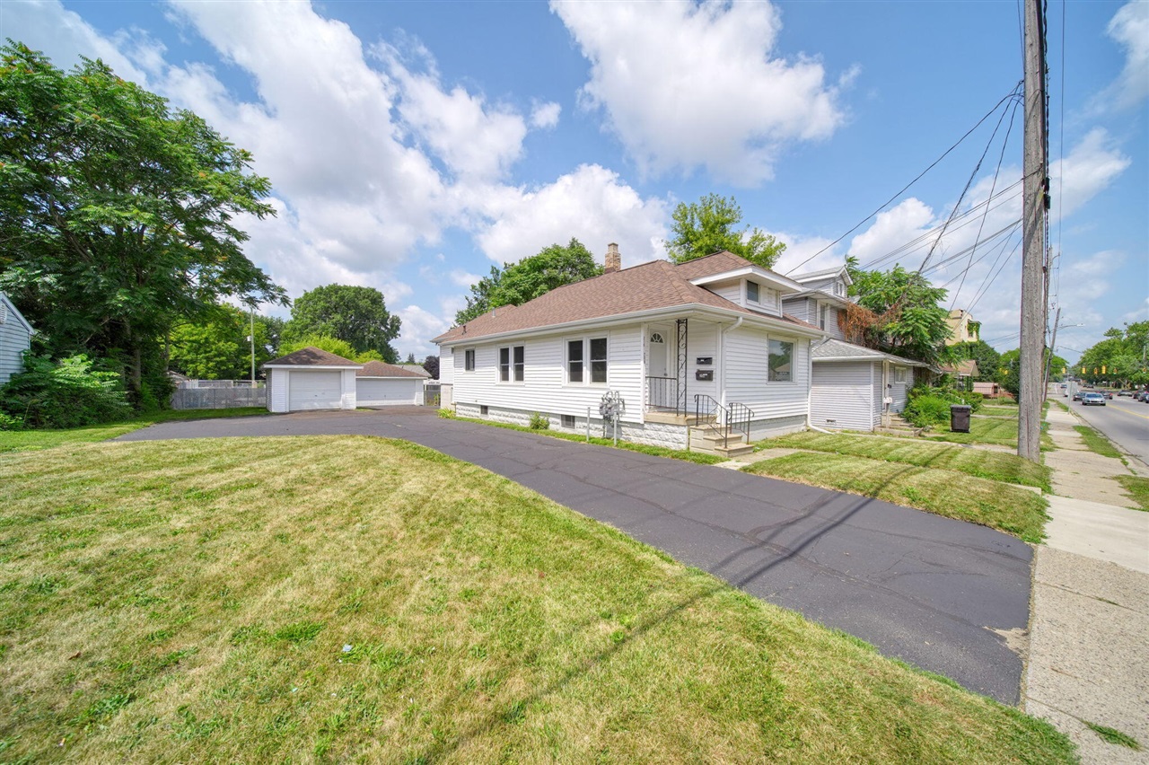 1st image of 208 S Brown St, Jackson, MI 49203 | MLS# 70553059