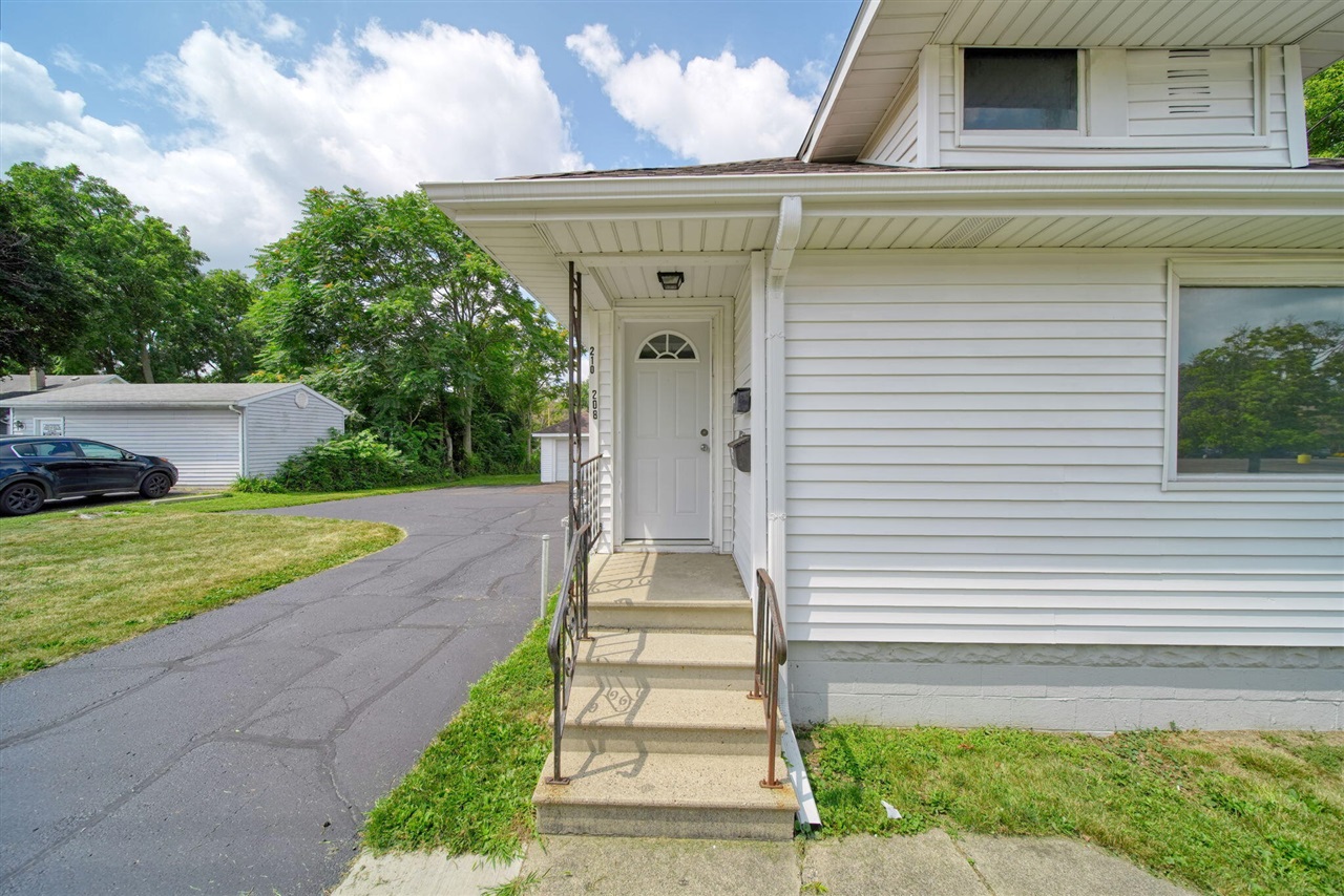 3rd image of 208 S Brown St, Jackson, MI 49203 | MLS# 70553059
