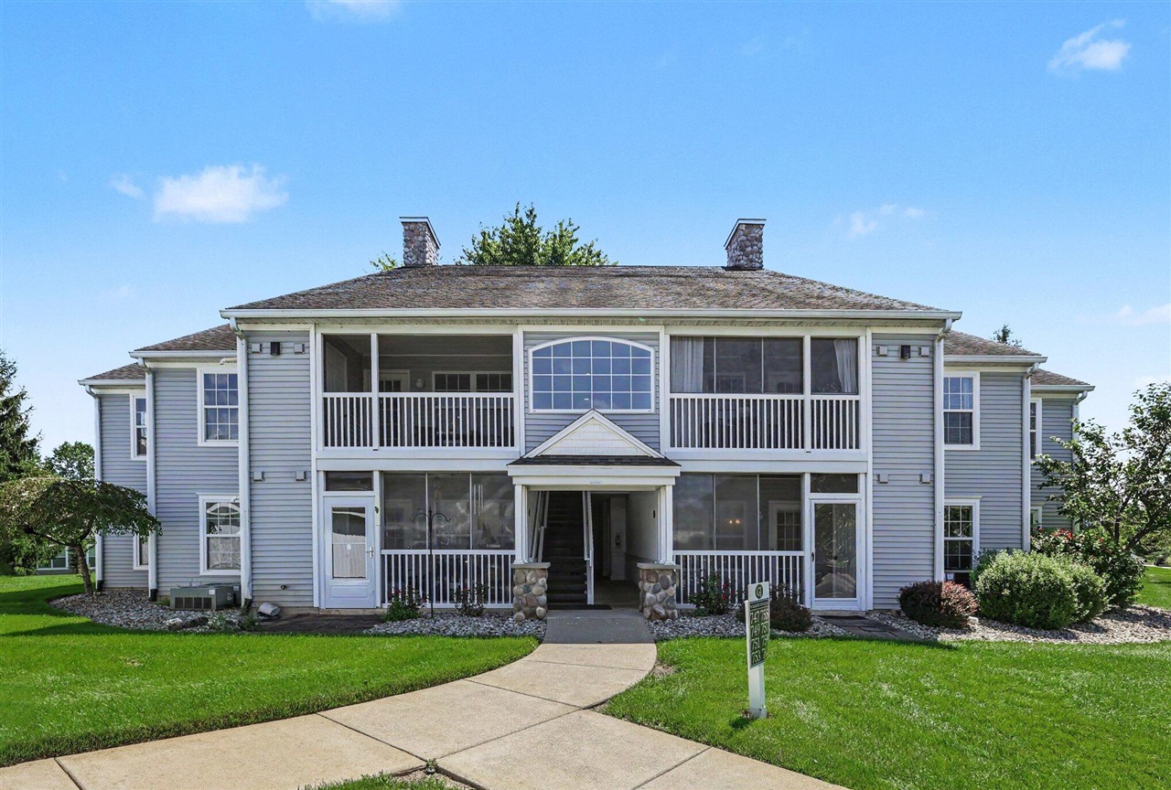 1st image of 749 W Barrington Cir, Jackson, MI 49203 | MLS# 70553072