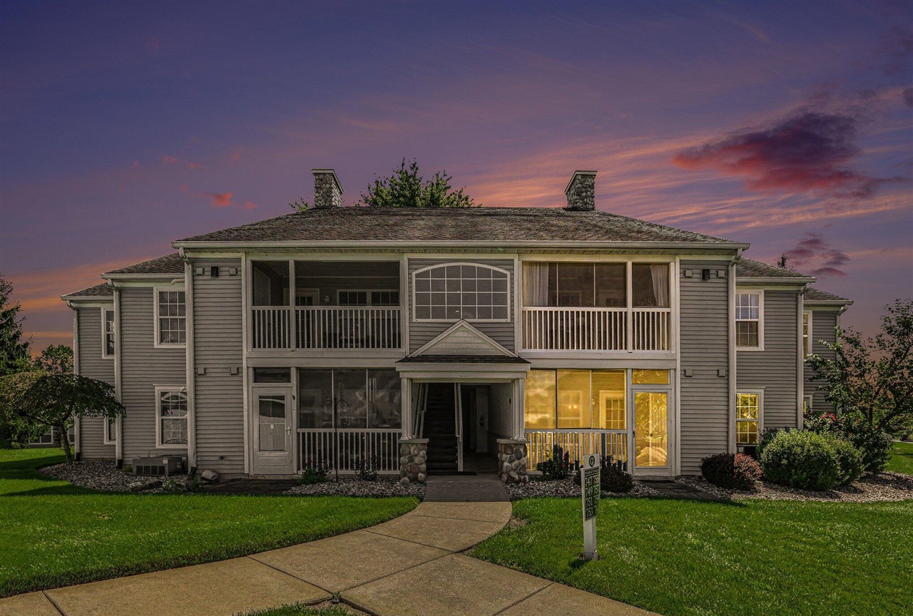 2nd image of 749 W Barrington Cir, Jackson, MI 49203 | MLS# 70553072