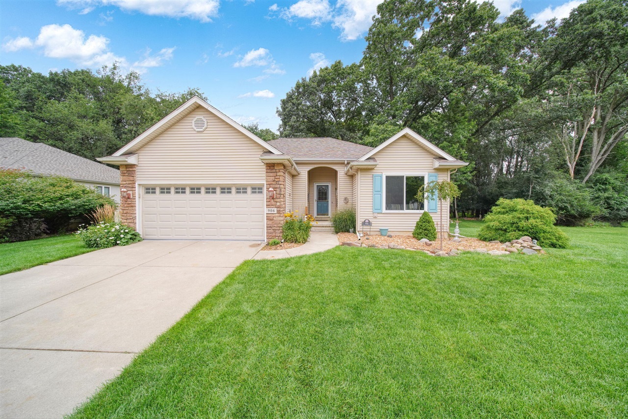 1st image of 906 Essex Park Dr, Jackson, MI 49203 | MLS# 70553073