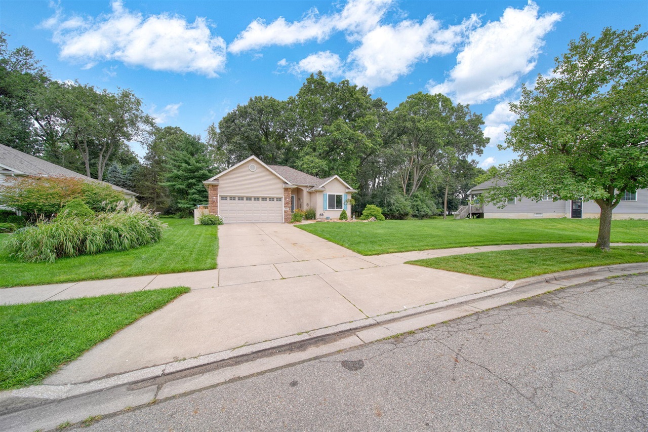 2nd image of 906 Essex Park Dr, Jackson, MI 49203 | MLS# 70553073