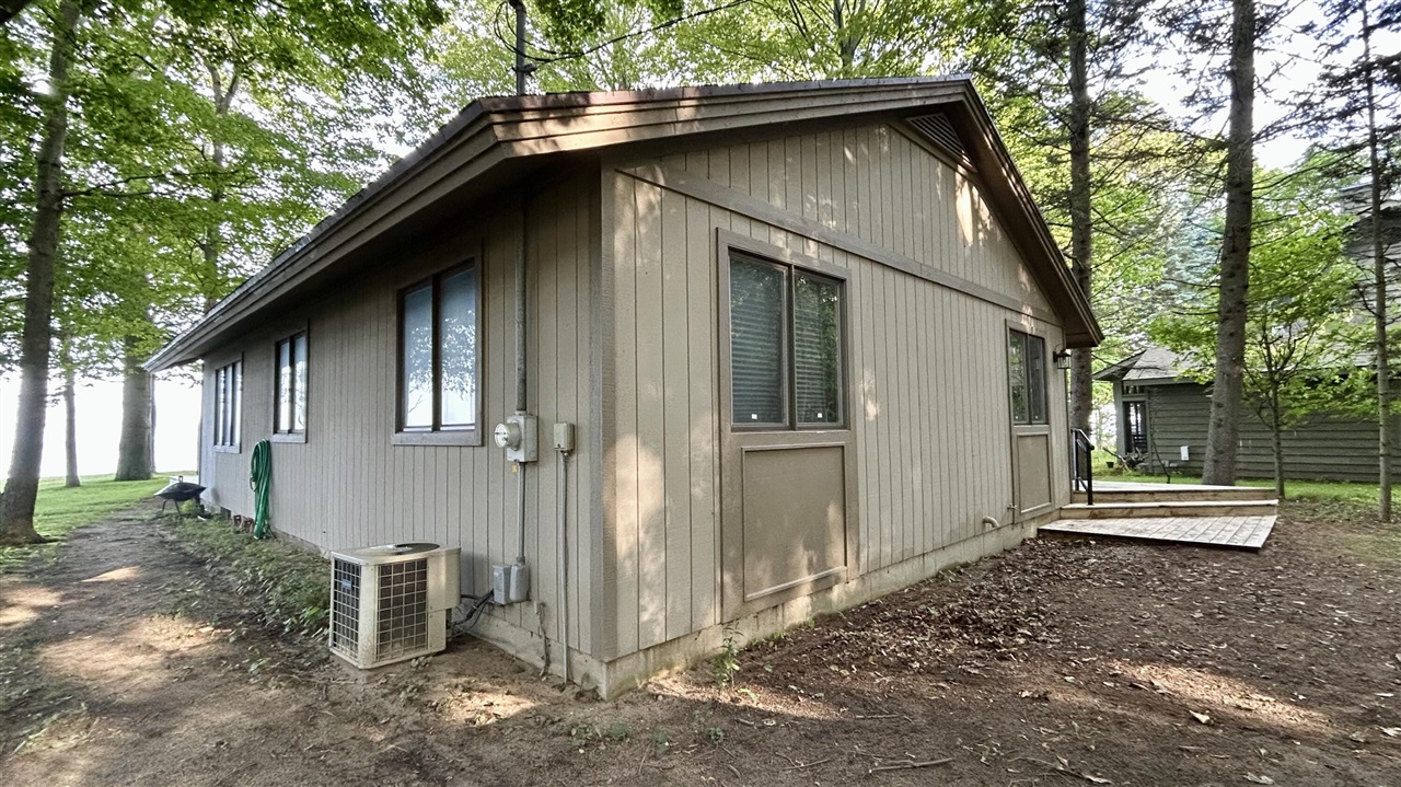 2nd image of 1196 Cherry Dr, South Haven, MI 49090 | MLS# 70553146