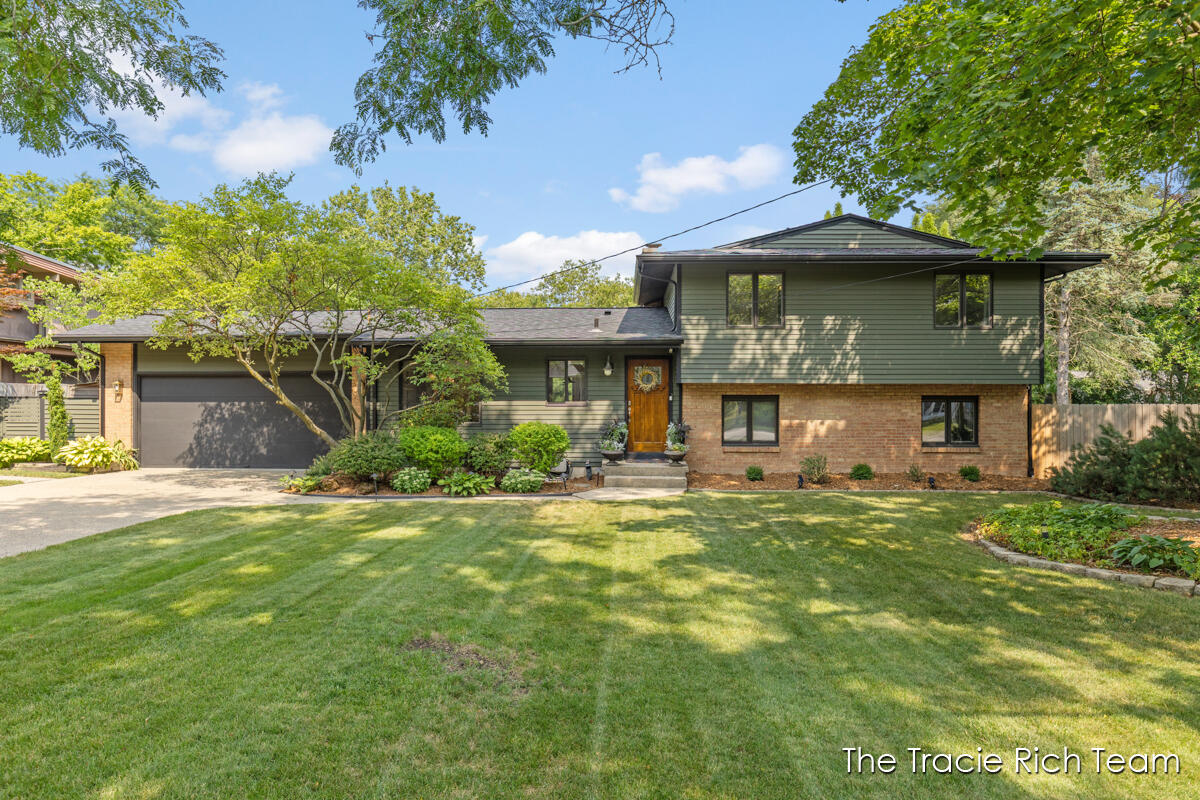 1st image of 2184 Woodcliff Ave, Grand Rapids, MI 49546 | MLS# 70553225
