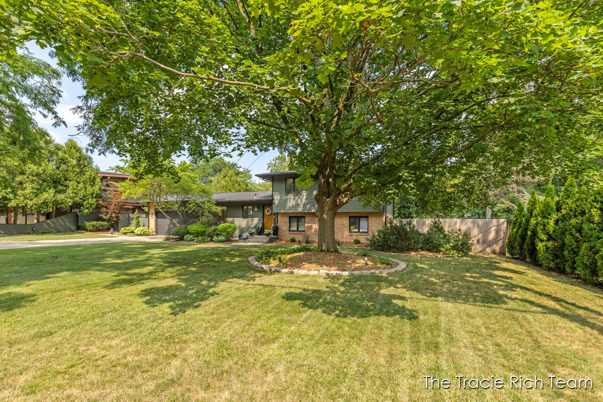 2nd image of 2184 Woodcliff Ave, Grand Rapids, MI 49546 | MLS# 70553225