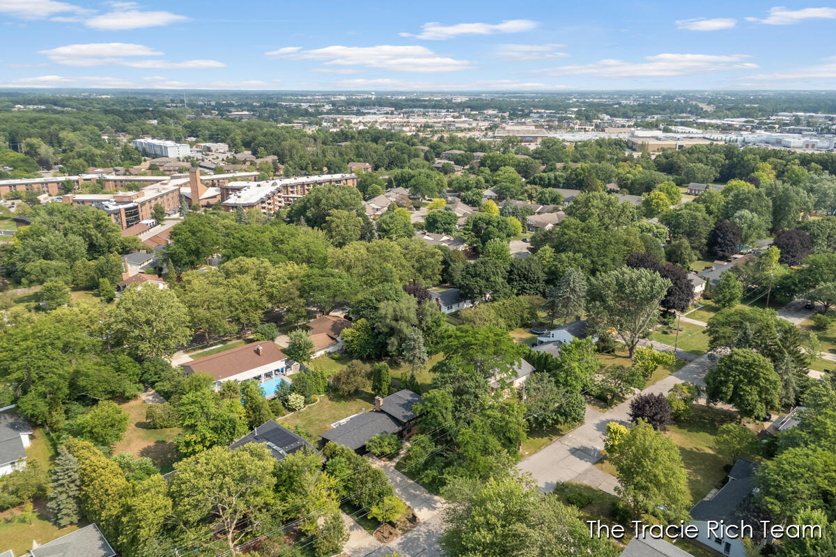 53rd image of 2184 Woodcliff Ave, Grand Rapids, MI 49546 | MLS# 70553225