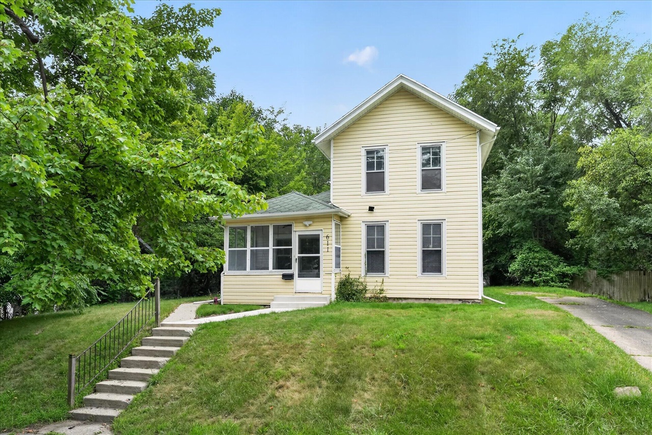1st image of 611 Oakhill Ave, Jackson, MI 49201 | MLS# 70553263
