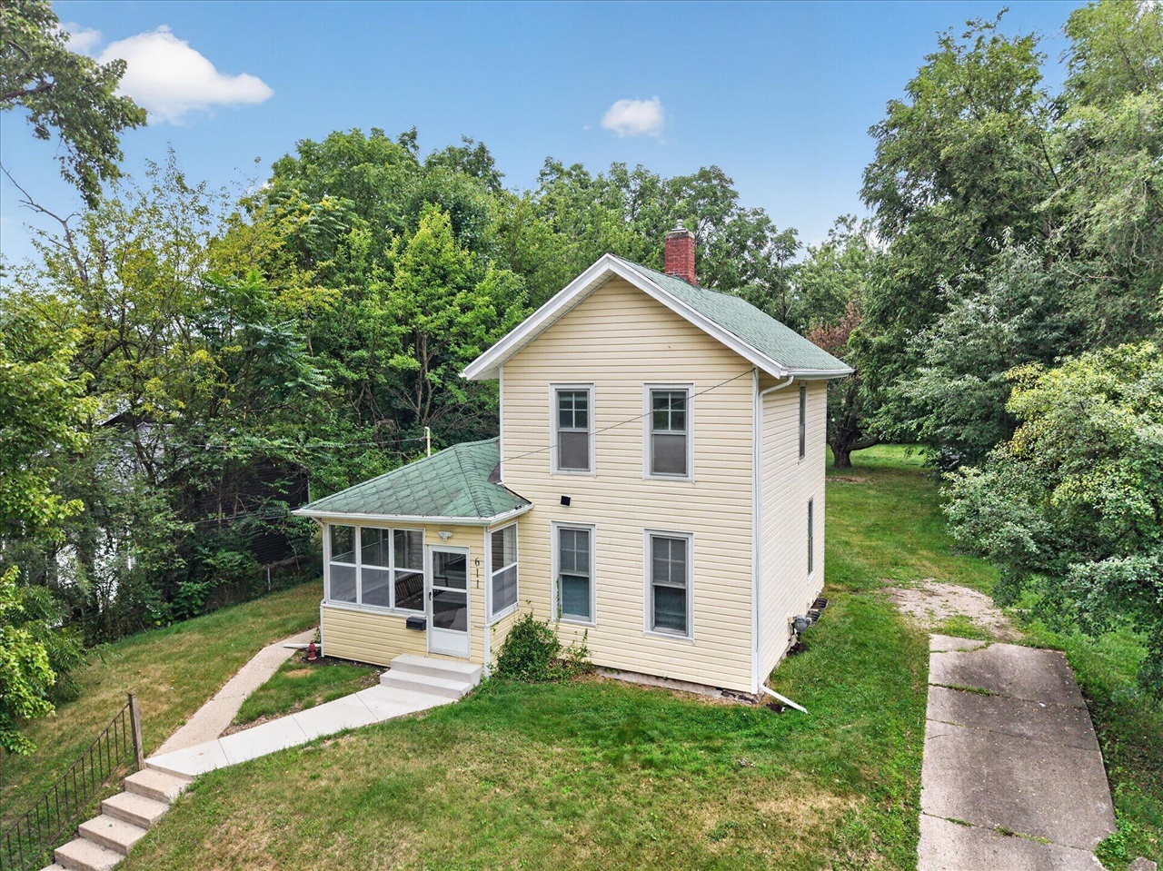 2nd image of 611 Oakhill Ave, Jackson, MI 49201 | MLS# 70553263