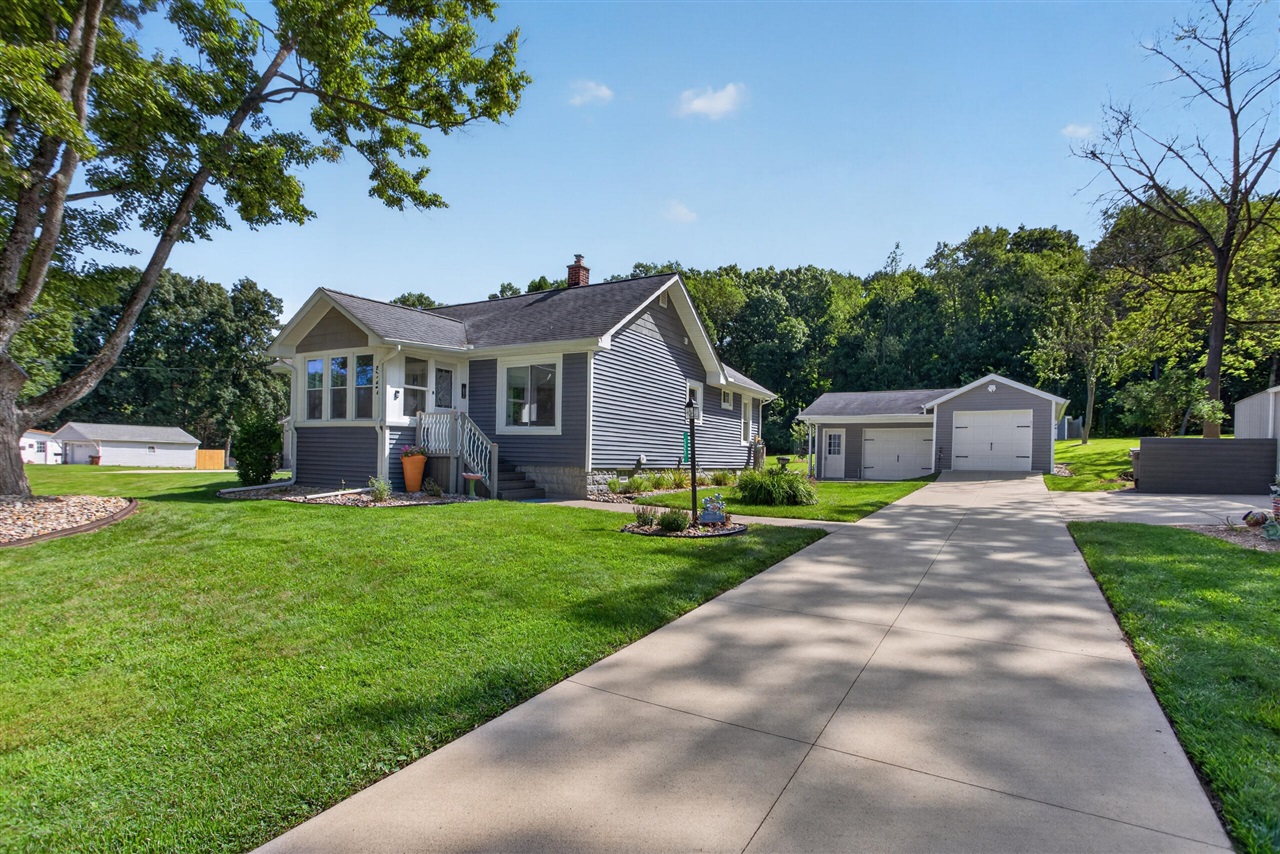 1st image of 527 Pershing Ave, Jackson, MI 49203 | MLS# 70553282