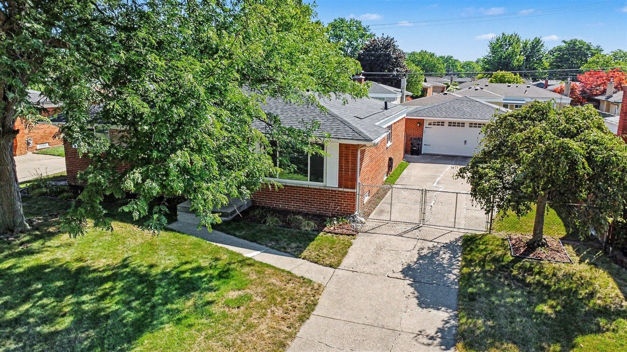 3rd image of 33826 Brookshire Dr, Sterling Heights, MI 48312 | MLS# 70553371