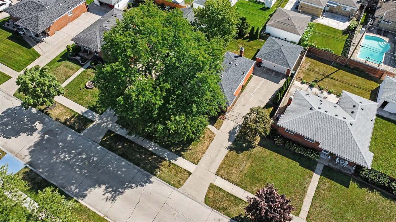 4th image of 33826 Brookshire Dr, Sterling Heights, MI 48312 | MLS# 70553371