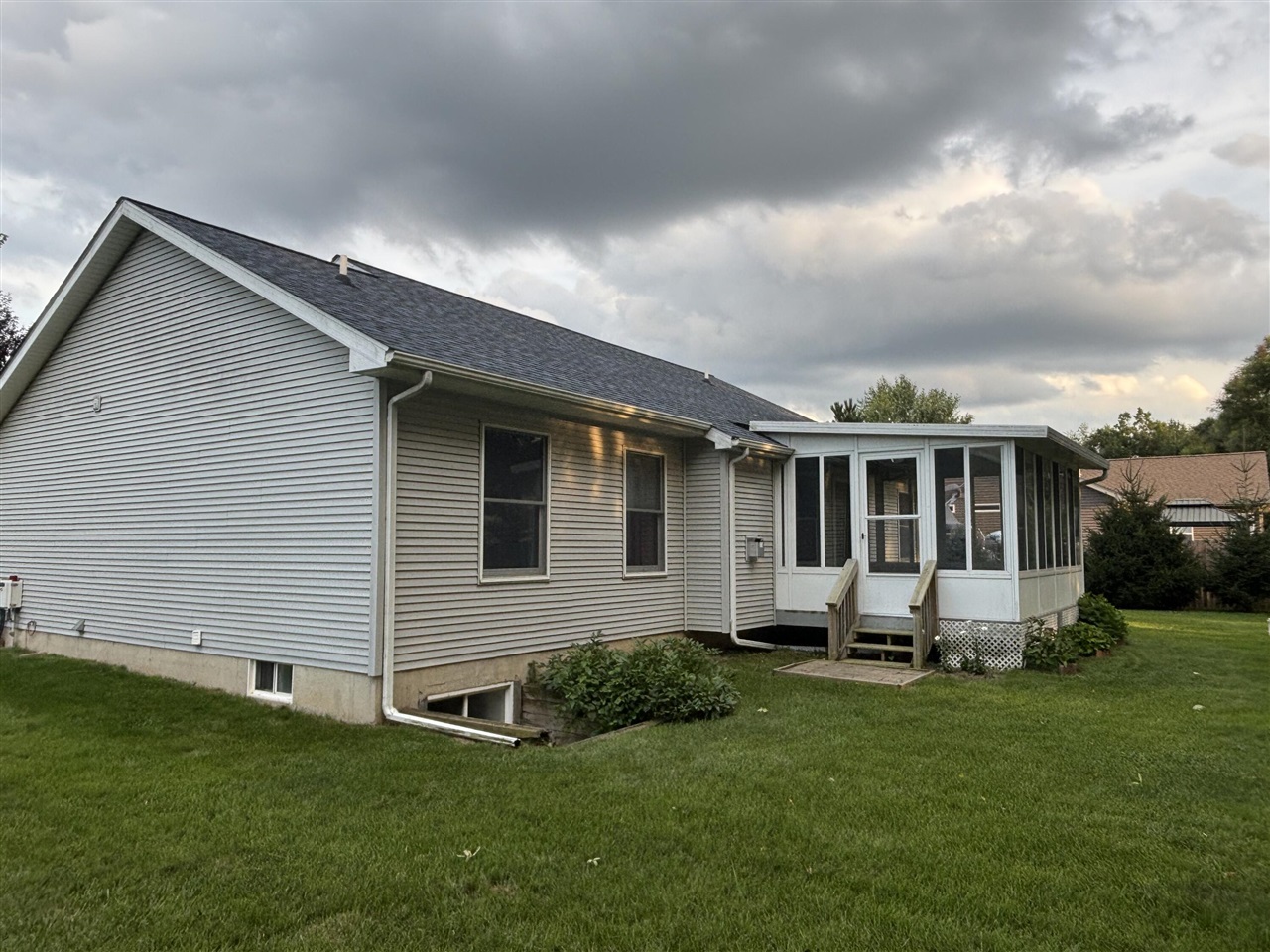 Photo 3 of Single family home for sale at 1318 Catsyl Rd, Jackson, MI 49203 | MLS# 70553528 | Listing updated on 2026-09-16