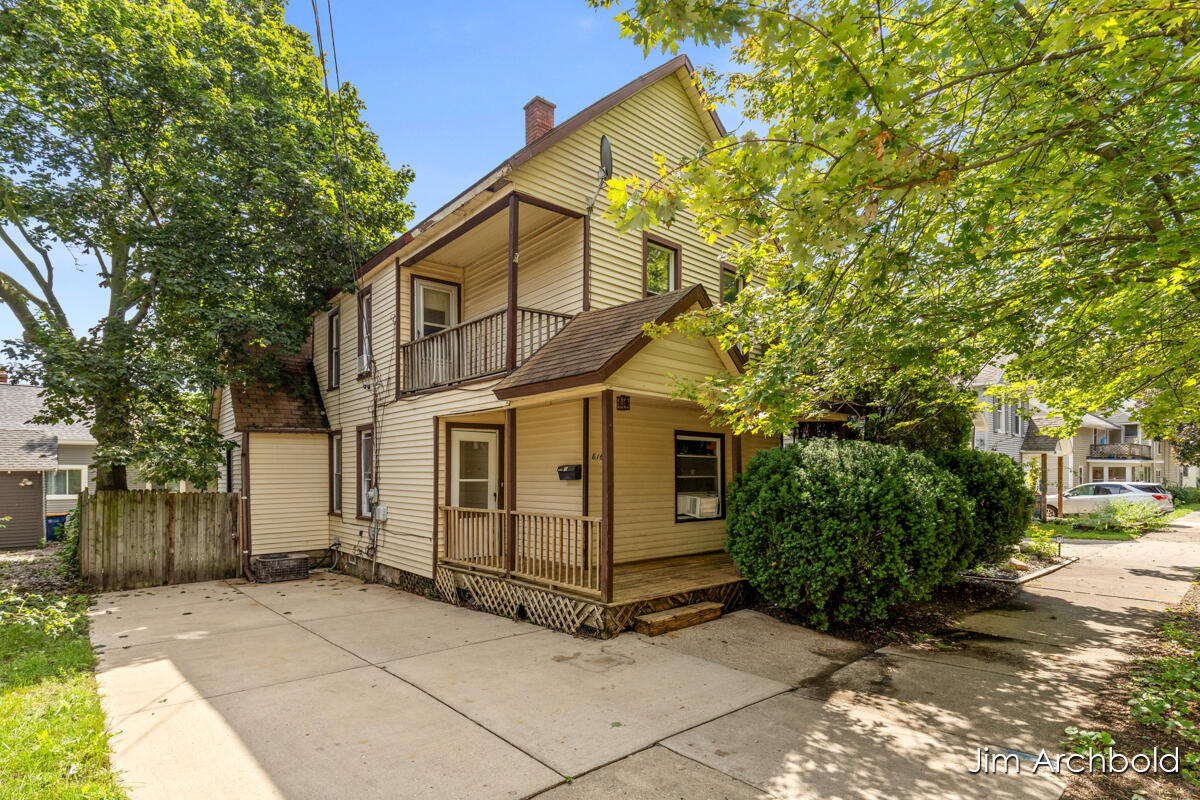 1st image of 816 Jennette Ave, Grand Rapids, MI 49504 | MLS# 70553537