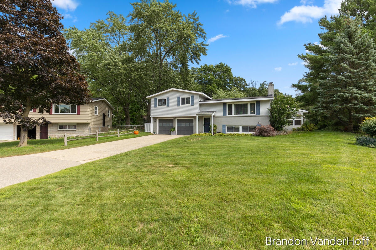 1st image of 980 Bellewood Dr, Grand Rapids, MI 49508 | MLS# 70553541