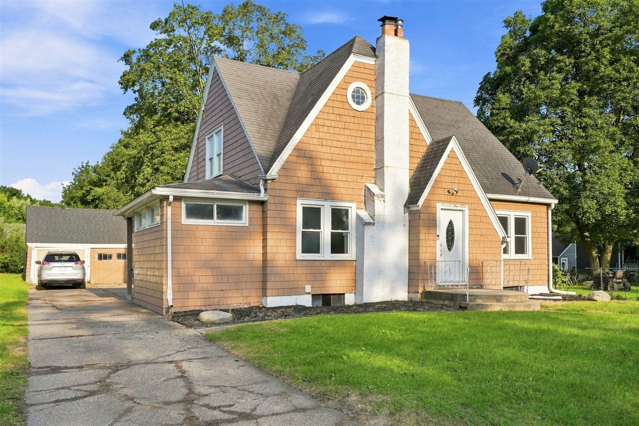 Photo 2 of Single family home for sale at 136 E Ave, Battle Creek, MI 49017 | MLS# 70553618 | Listing updated on 2026-09-17