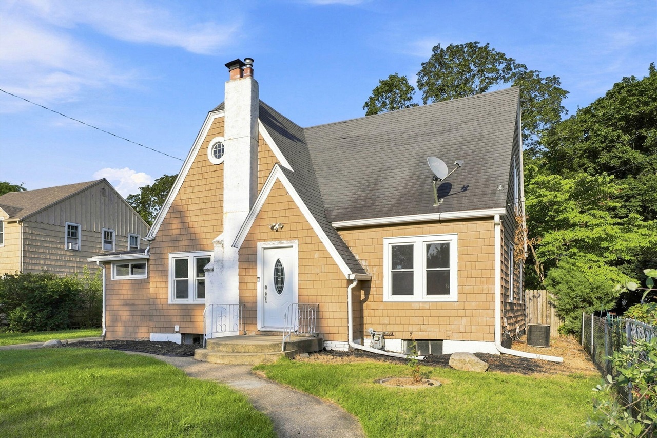 Photo 3 of Single family home for sale at 136 E Ave, Battle Creek, MI 49017 | MLS# 70553618 | Listing updated on 2026-09-17