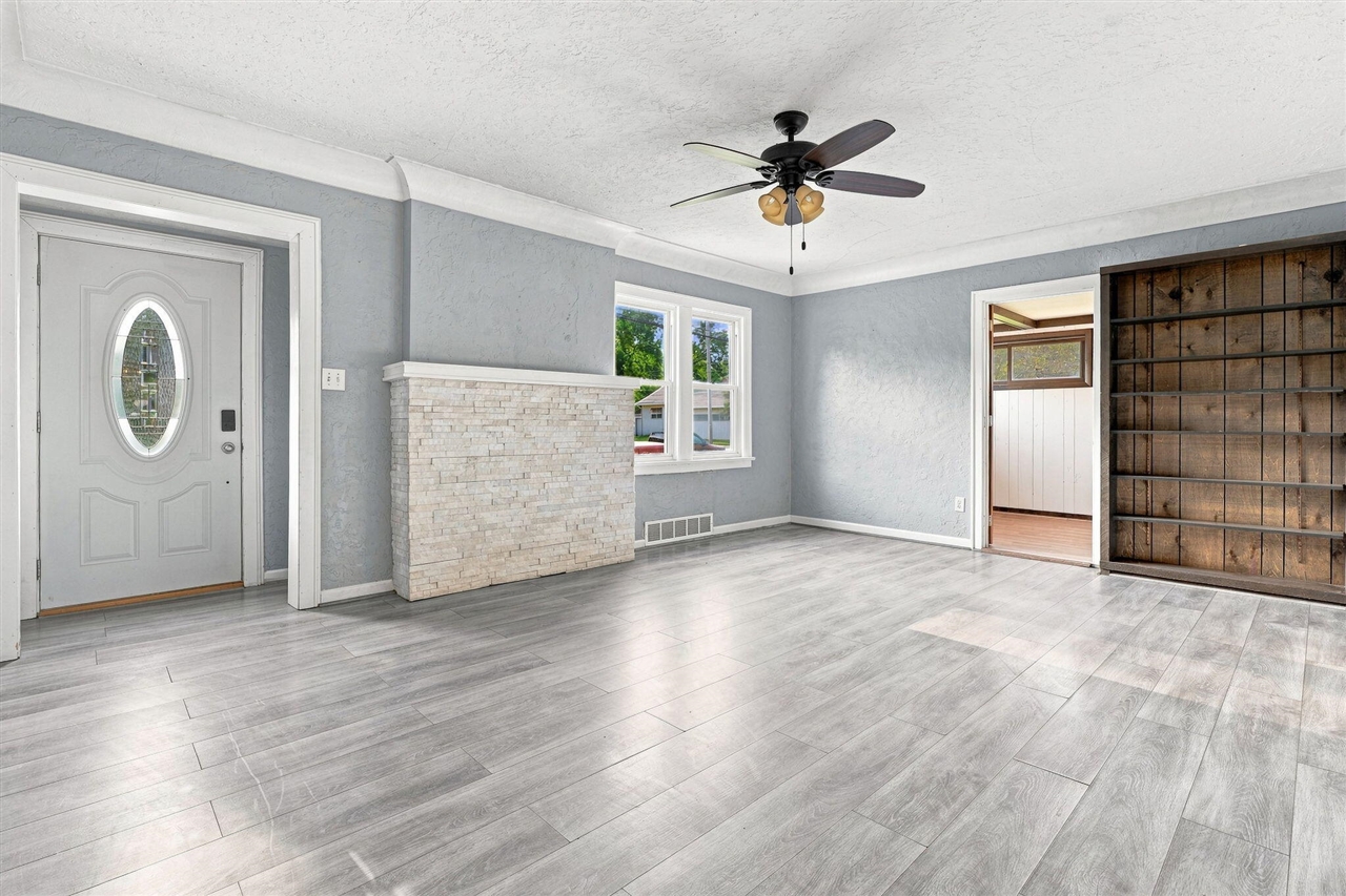 Photo 3 of Single family home for sale at 136 E Ave, Battle Creek, MI 49017 | MLS# 70553618 | Listing updated on 2026-09-17