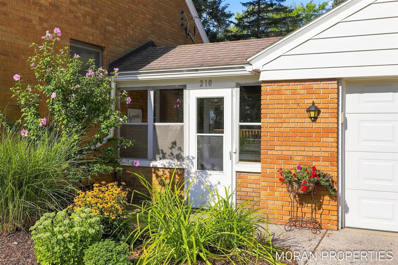 3rd image of 210 Hope Ave, Holland, MI 49423 | MLS# 70553643