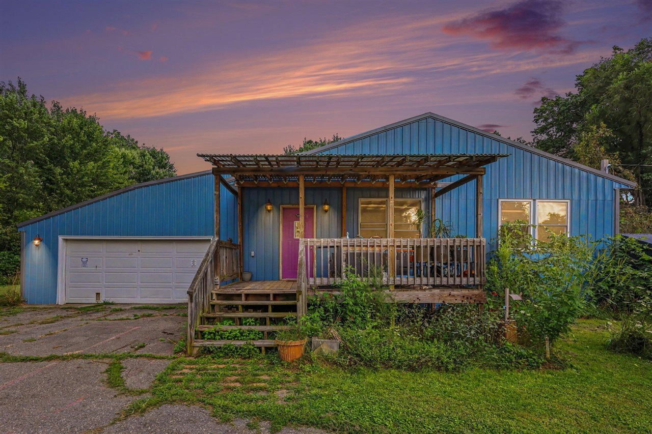 1st image of 6041 Thru Roamin Dr, Jackson, MI 49201 | MLS# 70553684