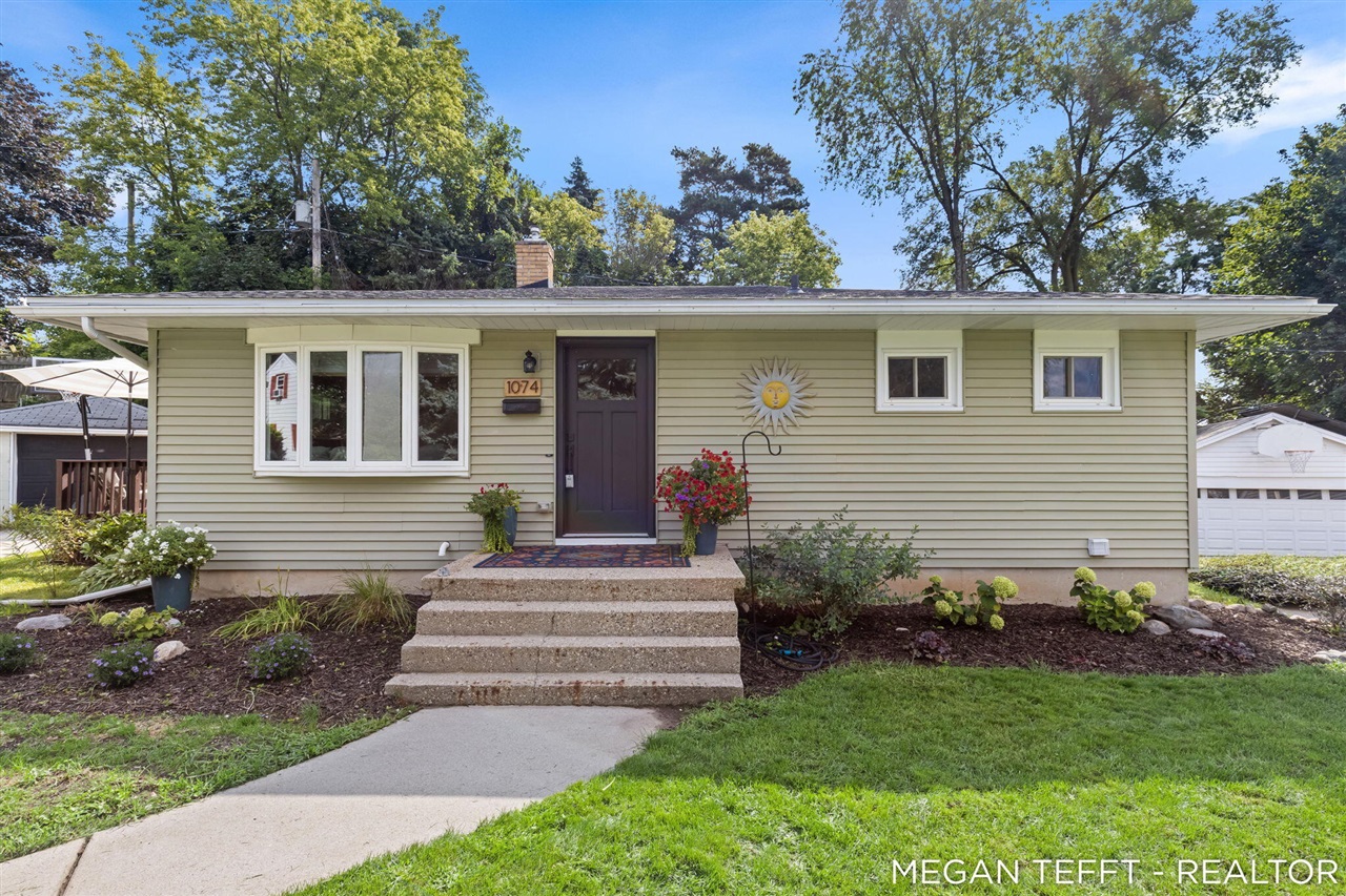1st image of 1074 Washtenaw Dr, Grand Rapids, MI 49505 | MLS# 70553704