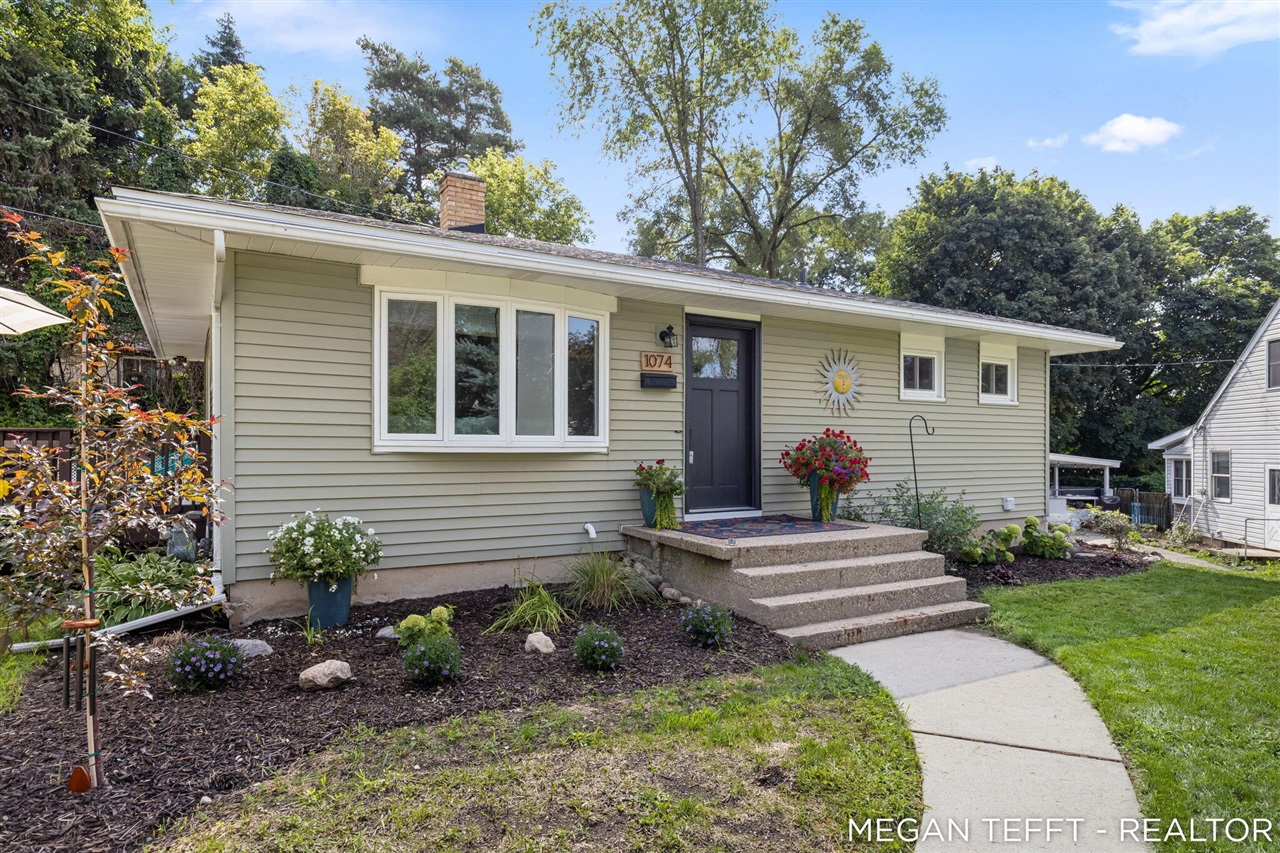 2nd image of 1074 Washtenaw Dr, Grand Rapids, MI 49505 | MLS# 70553704