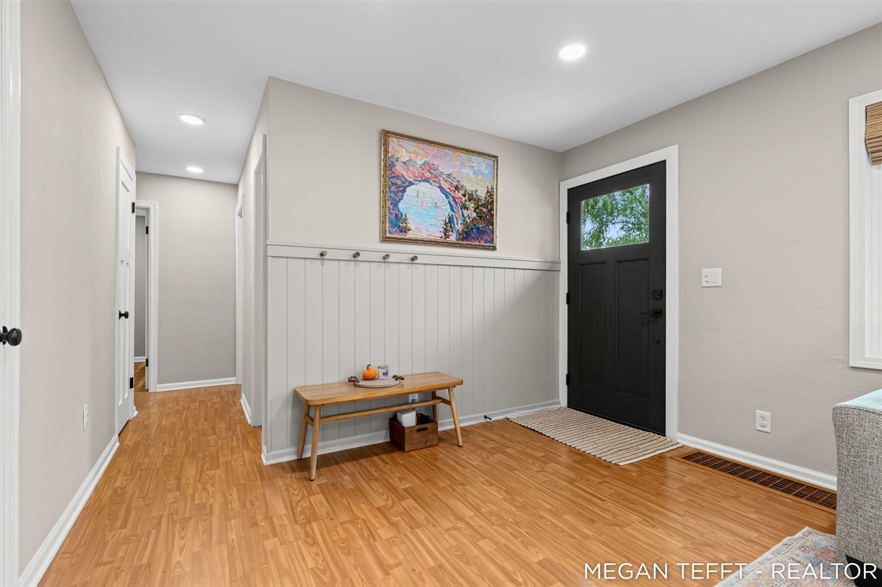 3rd image of 1074 Washtenaw Dr, Grand Rapids, MI 49505 | MLS# 70553704