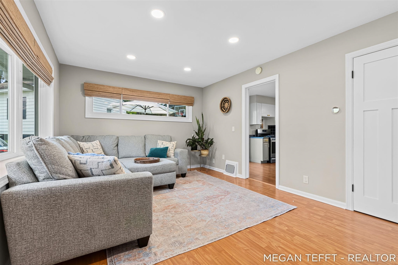 5th image of 1074 Washtenaw Dr, Grand Rapids, MI 49505 | MLS# 70553704