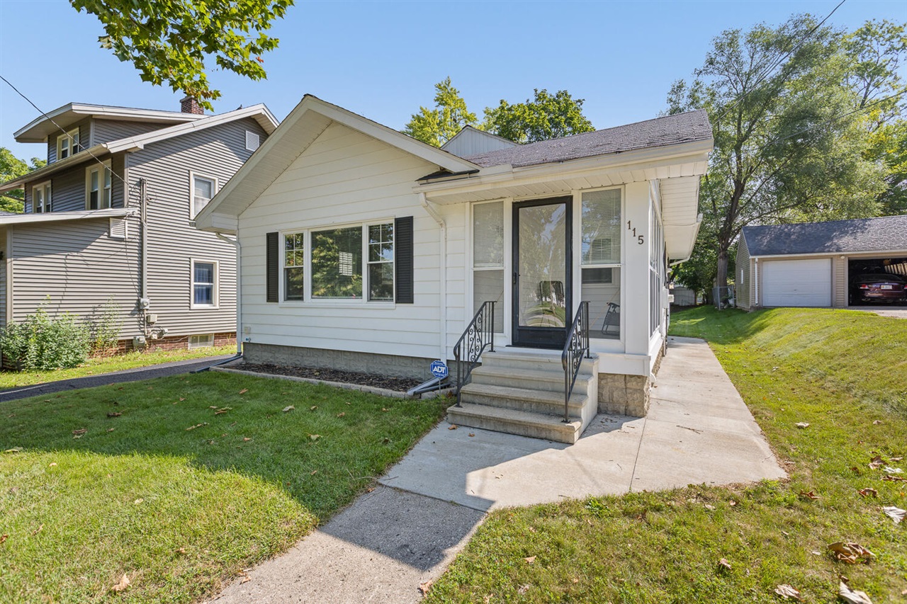 3rd image of 115 S Thompson St, Jackson, MI 49203 | MLS# 70553892