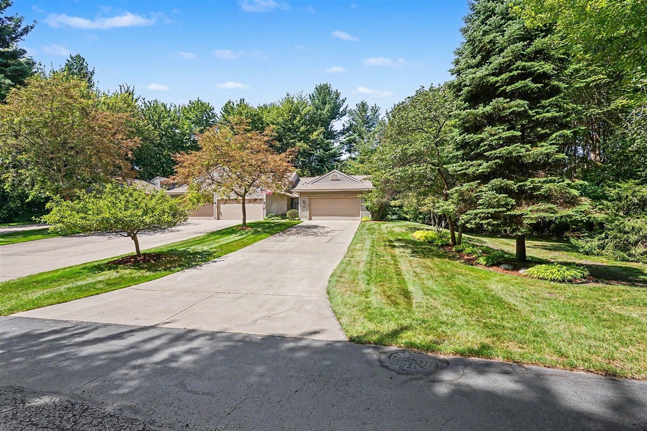 3rd image of 517 Tournament Cir #4, Muskegon, MI 49444 | MLS# 70553904