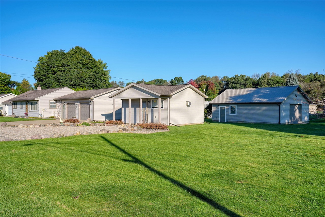 Photo 2 of Single family home for sale at 1304 Joseph St, Jackson, MI 49202 | MLS# 70553906 | Listing updated on 2026-10-01
