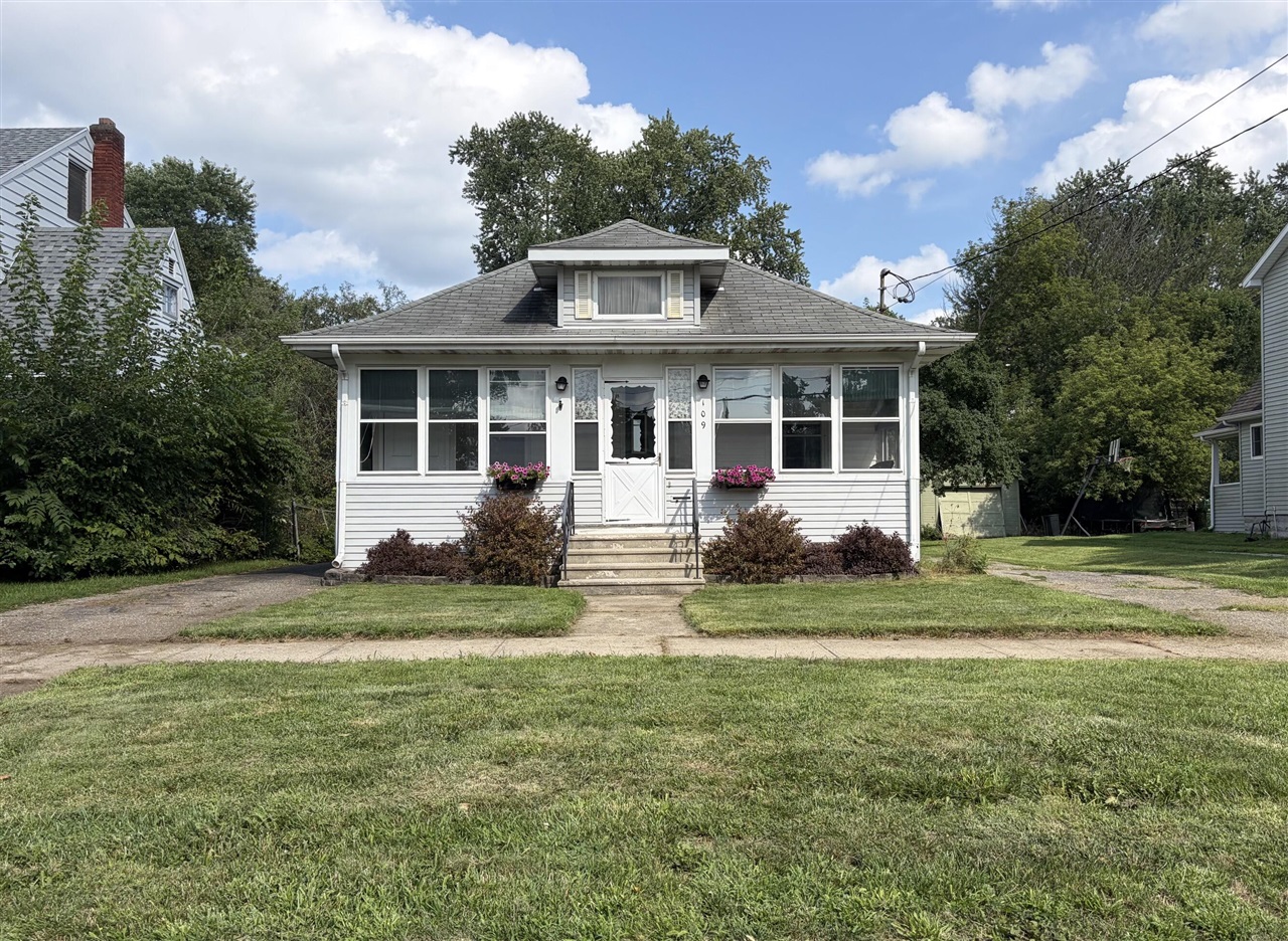 1st image of 109 N Higby St, Jackson, MI 49202 | MLS# 70553924