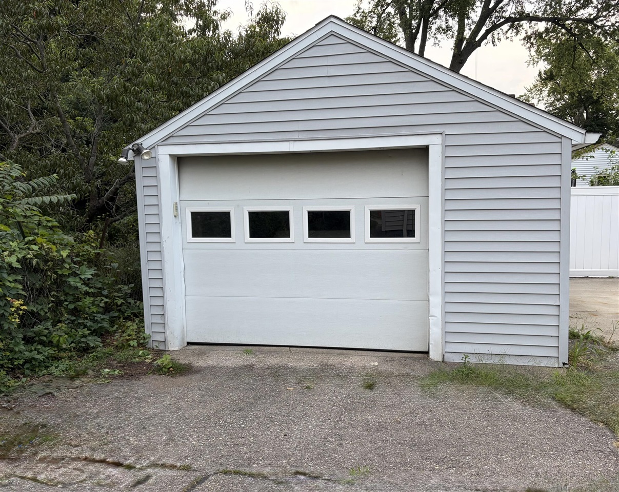 2nd image of 109 N Higby St, Jackson, MI 49202 | MLS# 70553924