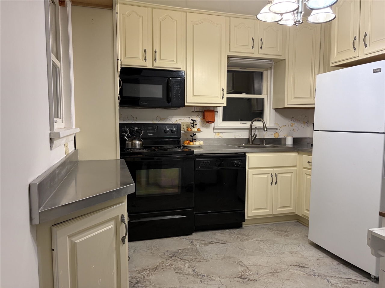 3rd image of 109 N Higby St, Jackson, MI 49202 | MLS# 70553924