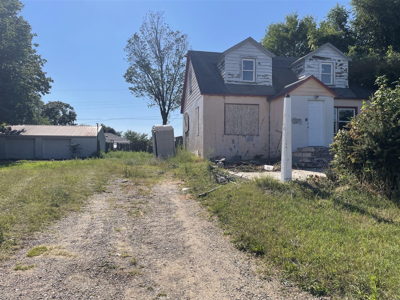 Photo 1 of Sale Pending at 612 N Crystal Ave, Benton Harbor, MI 49022 | MLS# 70553931 | Listing updated on 2026-09-30
