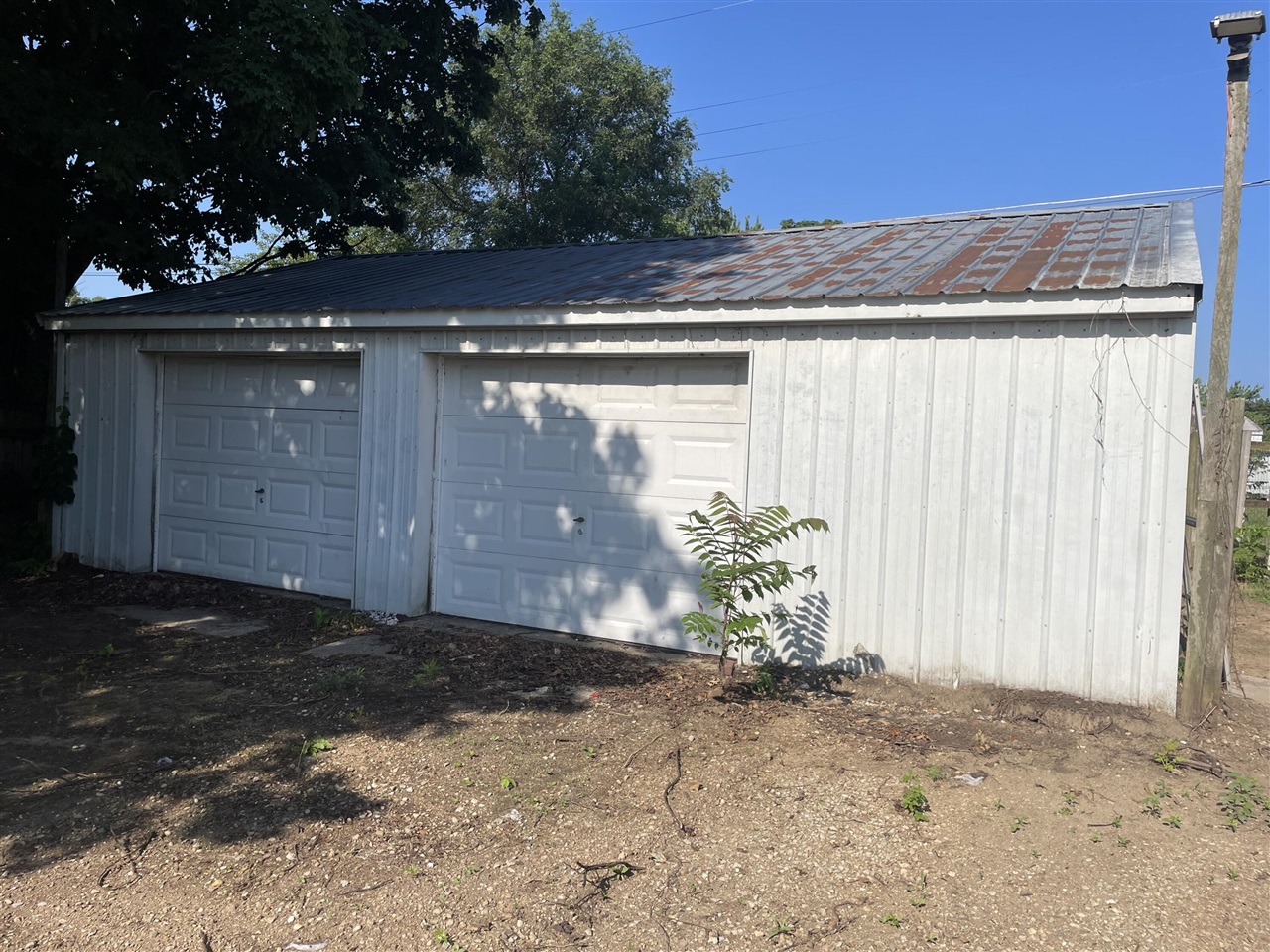 Photo 2 of Sale Pending at 612 N Crystal Ave, Benton Harbor, MI 49022 | MLS# 70553931 | Listing updated on 2026-09-30