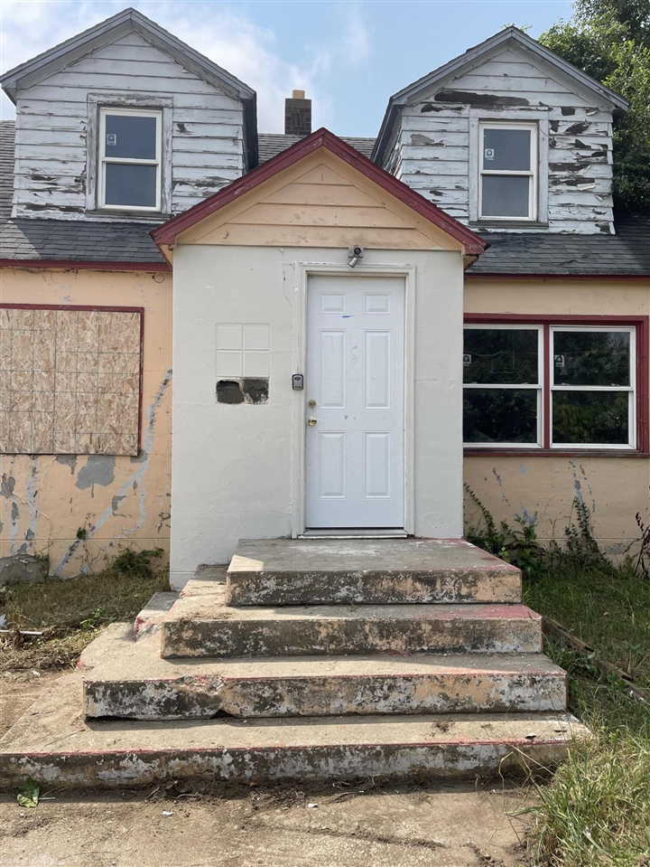 Photo 3 of Sale Pending at 612 N Crystal Ave, Benton Harbor, MI 49022 | MLS# 70553931 | Listing updated on 2026-09-30