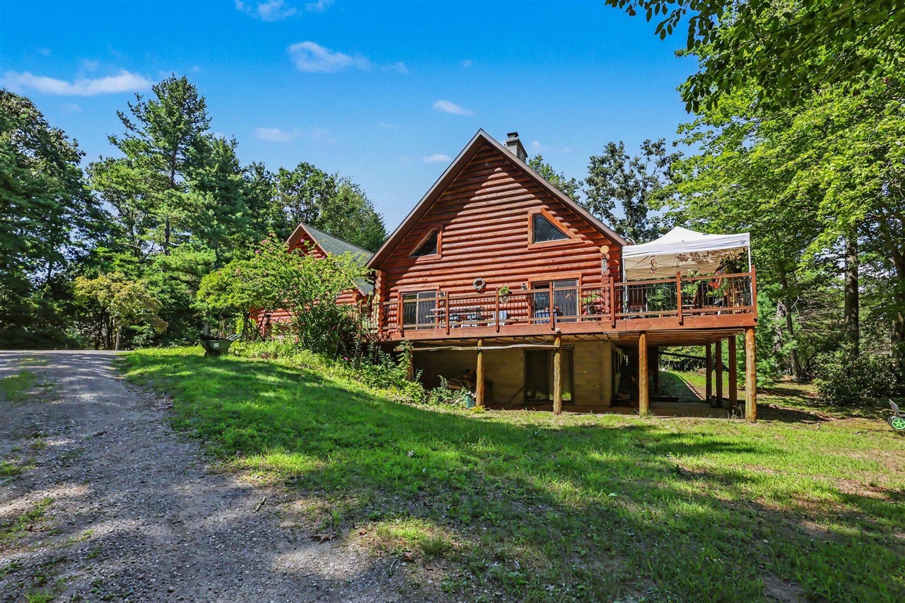 Photo 2 of Single family home for sale at 17182 Arthur Ct, Spring Lake, MI 49456 | MLS# 70554001 | Listing updated on 2026-09-28
